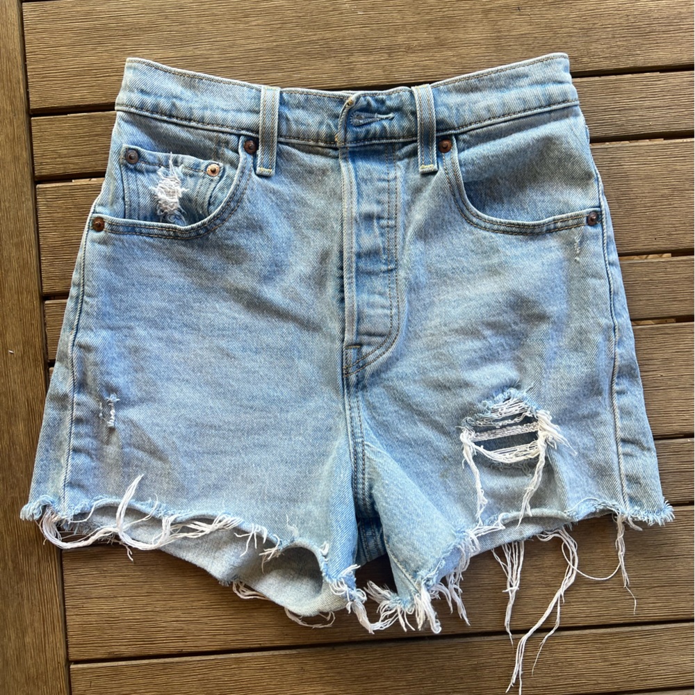 Levi's RibCage Light Blue Frayed Denim Shorts 🩵